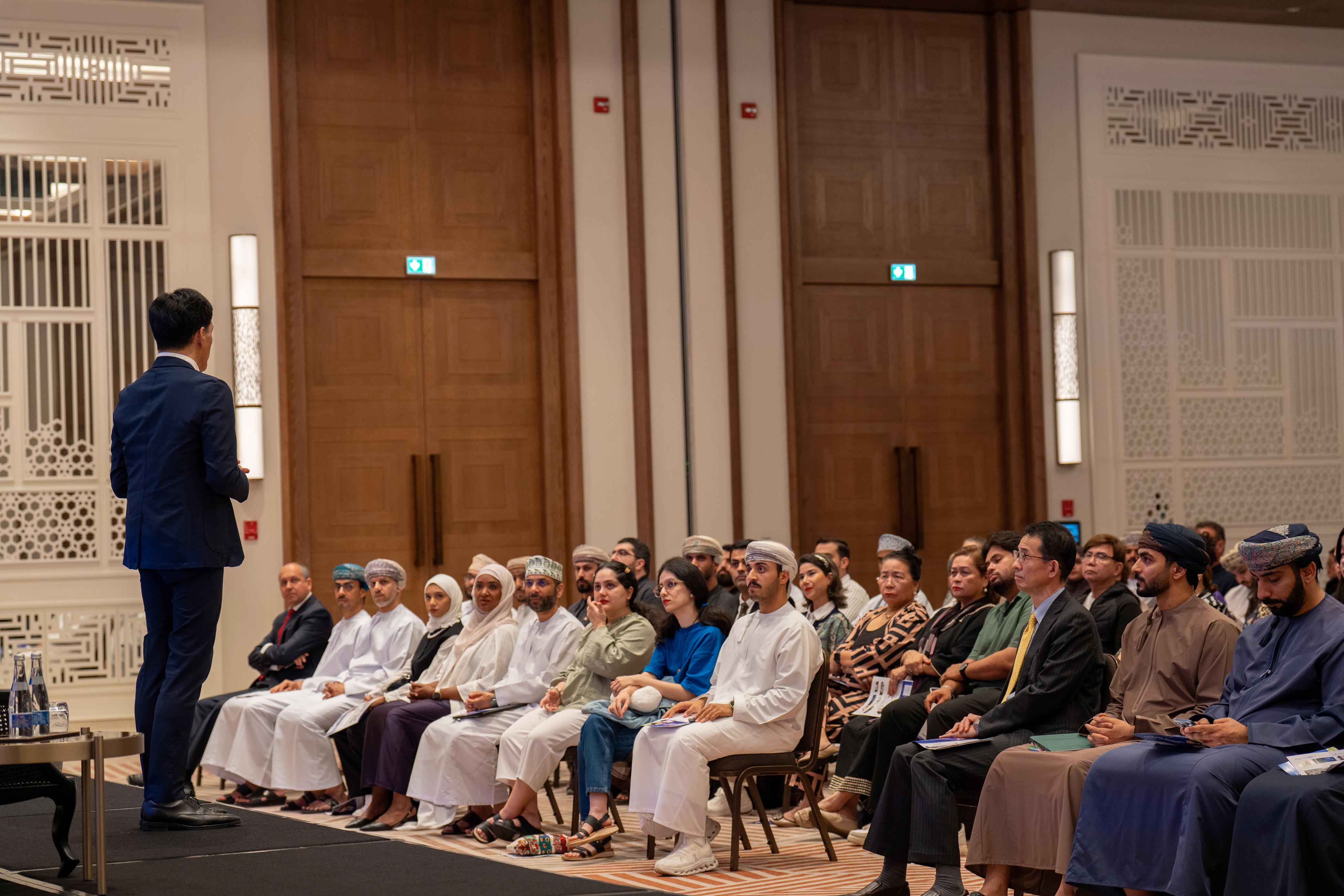 “جلوبِس” تعزز شراكتها مع سلطنة عُمان في التعليم والإدارة القيادية 