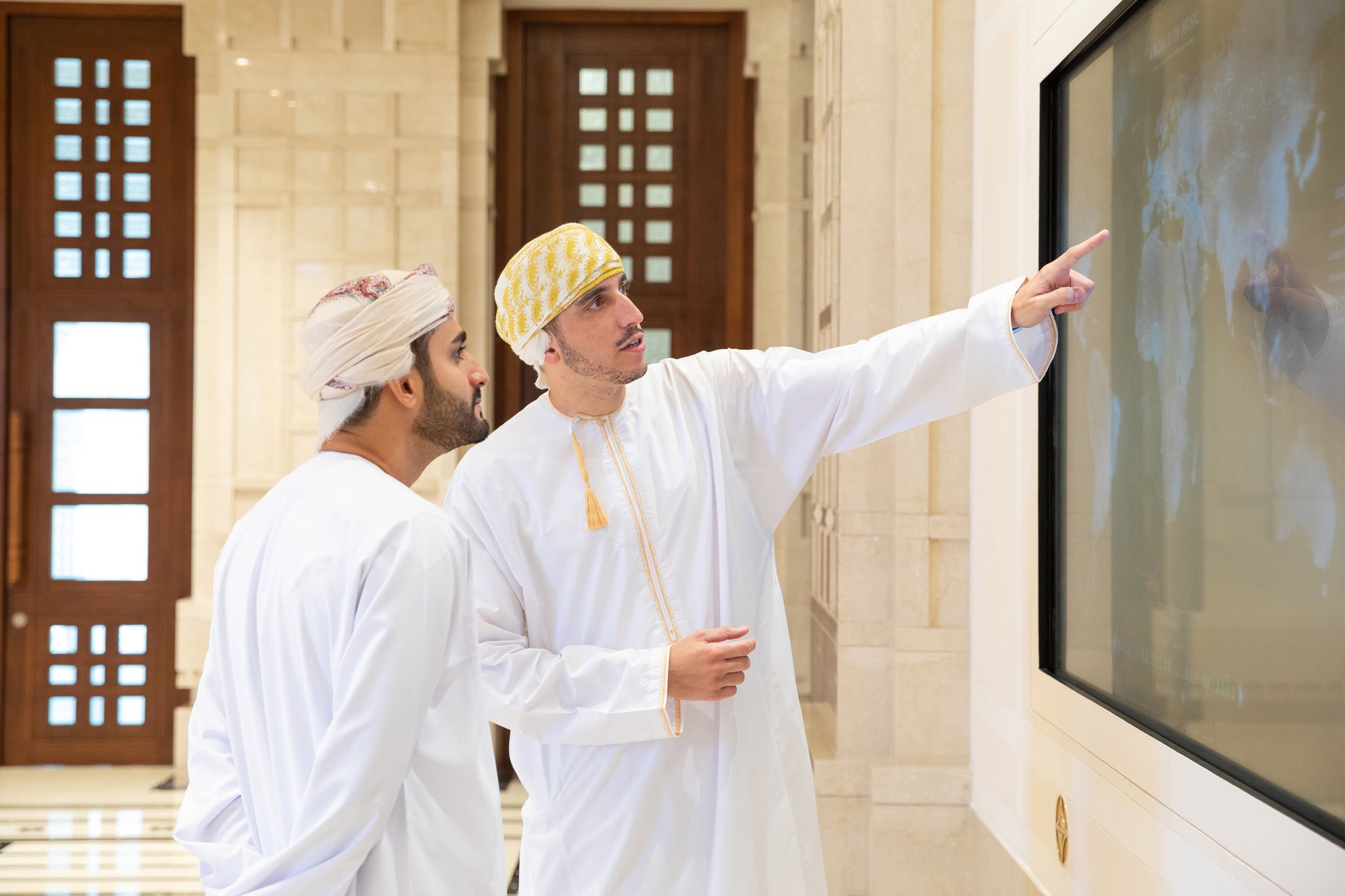 بالصور: سمو السيد ذي يزن يزور دار الأوبرا السلطانية