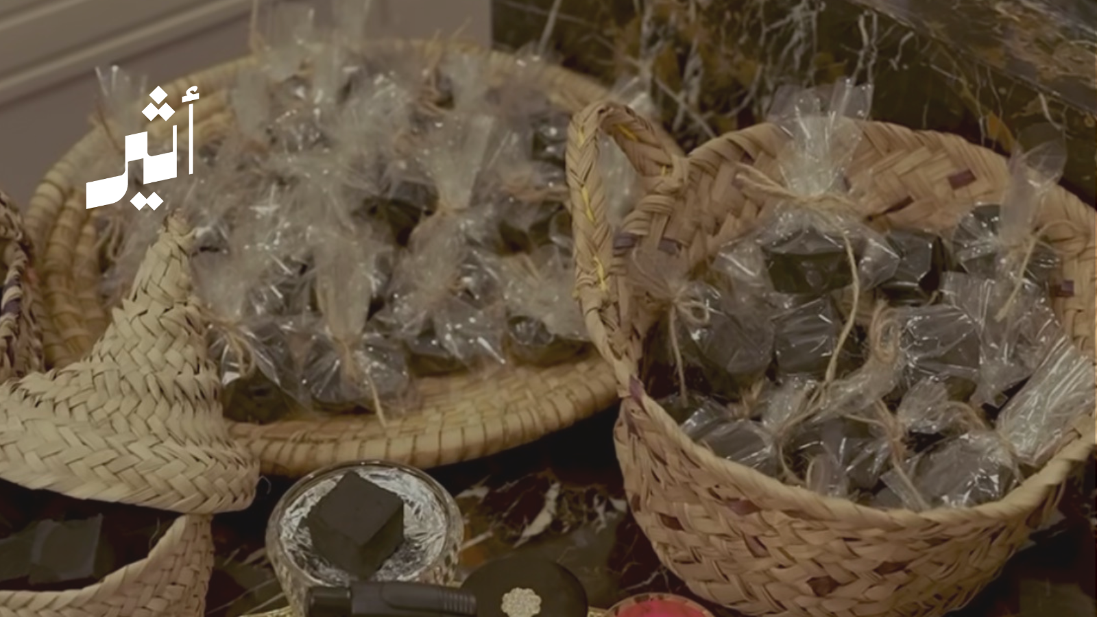 مشروع يحول مخلفات سعف النخيل إلى فحم طبيعي⁩