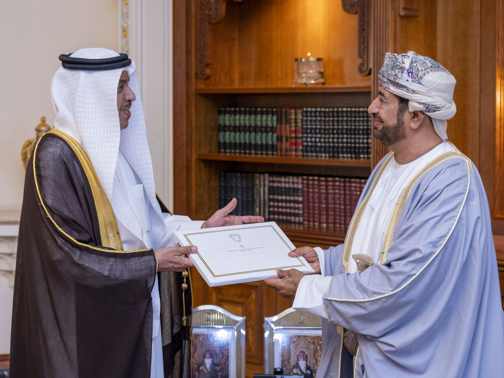 جلالة السلطان يتلقى رسالة خطية من ملك البحرين