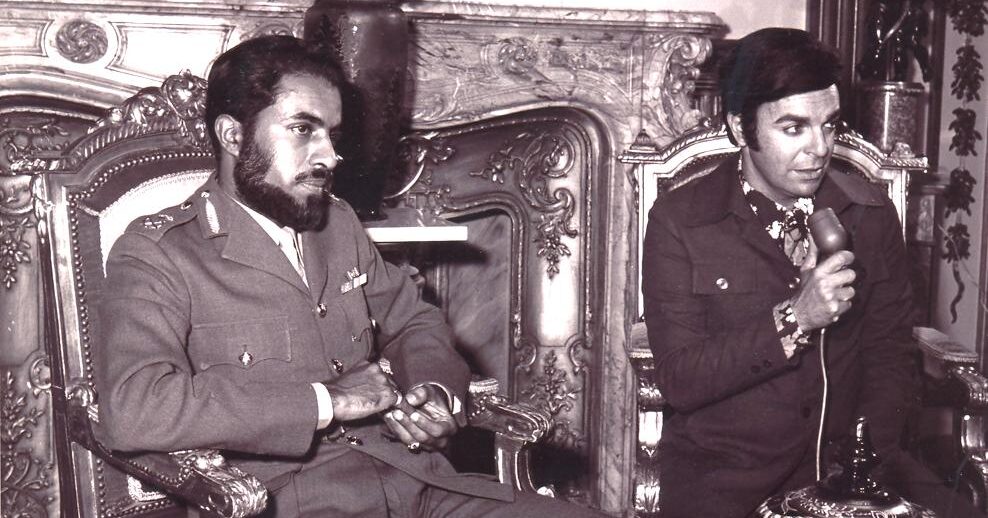 مذكرات لفنان مصري تتضمن حوارًا مع السلطان قابوس يكشف فيه حلمه لعُمان