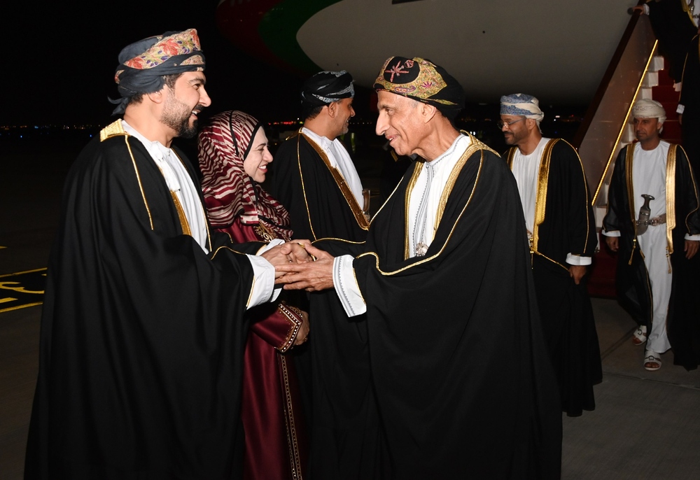 سمو السّيد فهد يعود إلى البلاد