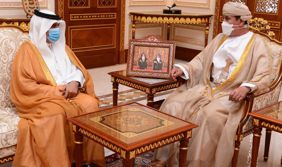 وزير المكتب السلطاني يستقبل السفير السعودي