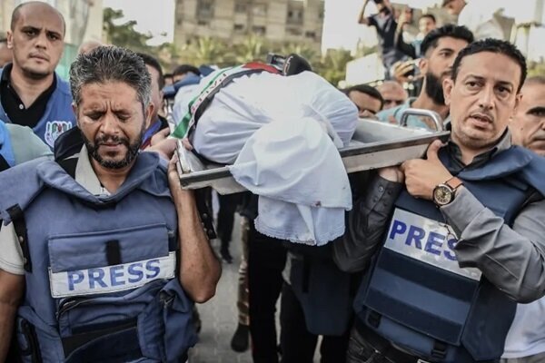 (على قيد الموت)؛ الصهاينة يستهدفون أصحاب الصوت والكلمة