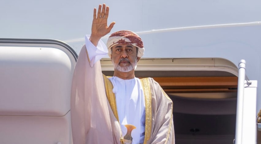 جلالة السلطان يعود إلى أرض الوطن
