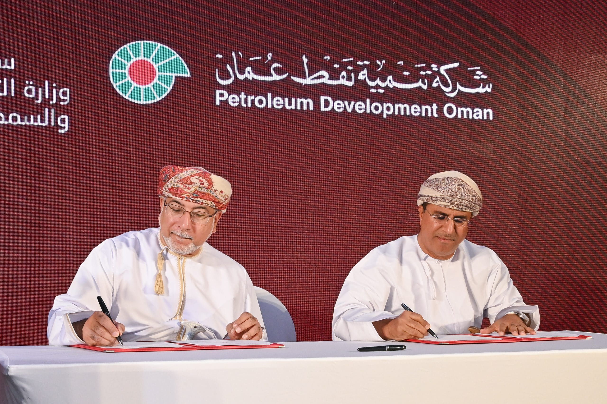 “الطاقة والمعادن” وتنمية نفط عمان توقعان اتفاقيات لتنفيذ 11 مشروعًا وطنيًا
