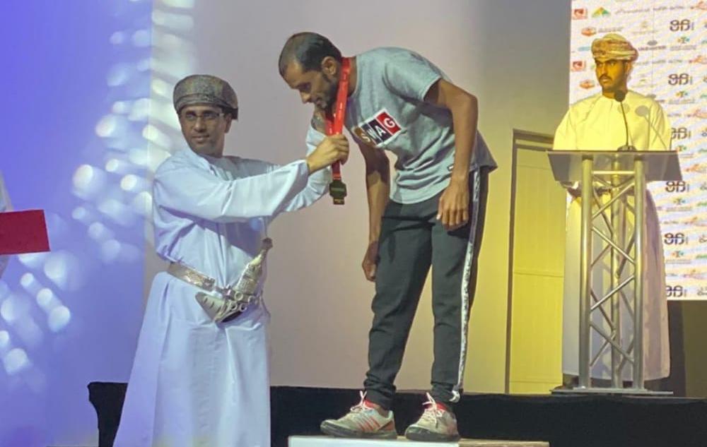 عماني يحقق المركز الأول في ماراثون عُمان الصحراوي 2019