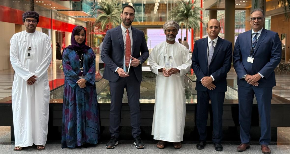 بنك مسقط يفوز بجائزتين مرموقتين من مؤسسة فيزا العالمية لتميّزه في تقديم منتجات البطاقات الائتمانية