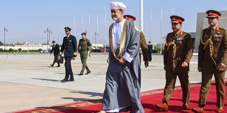 من هم المرافقون لجلالة السلطان في زيارته للإمارات؟