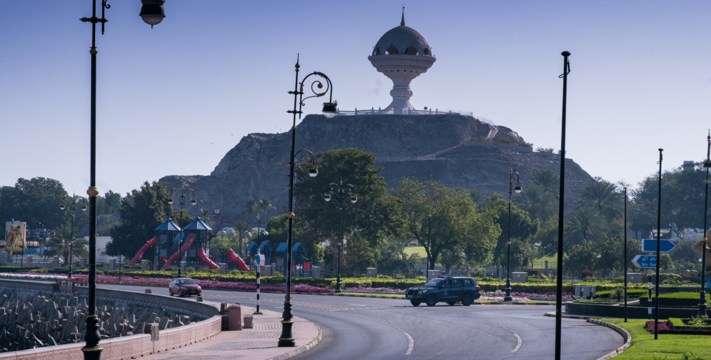 ليومين: لا توقف مركبتك على جانبي طريق برج الصحوة – مسقط