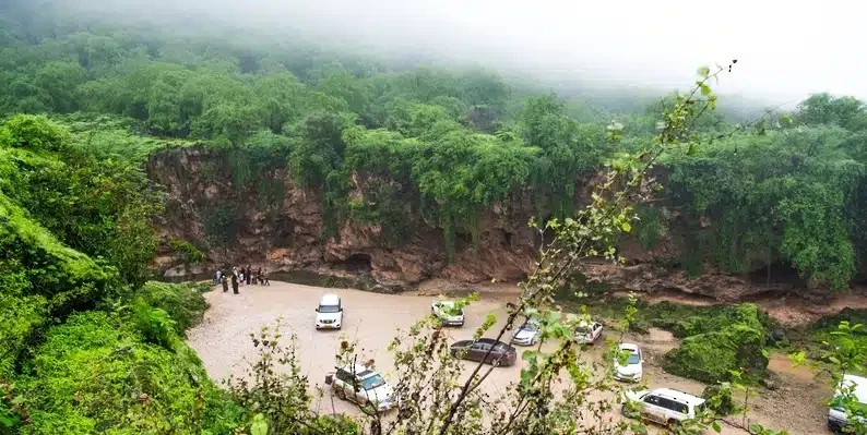 وأنت في ظفار: لا تفوت زيارة هذه العين الساحرة