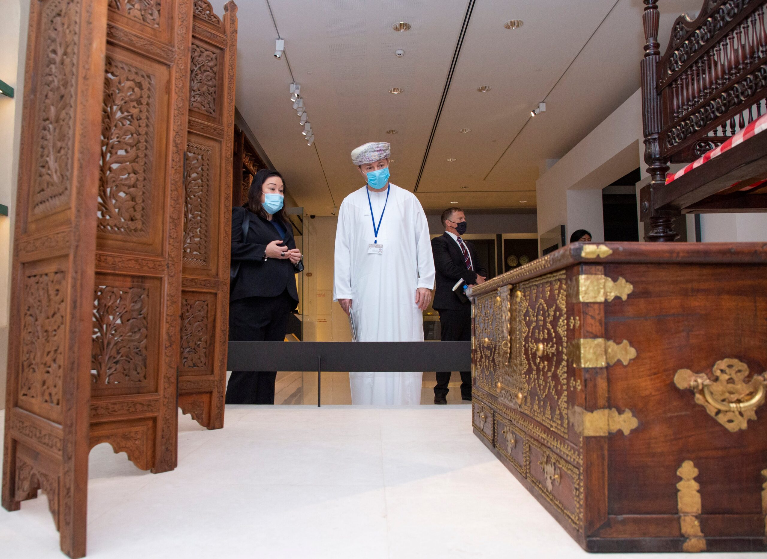 تأهيل ألبوم صور تاريخية للسلطنة تعود للقرن التاسع عشر