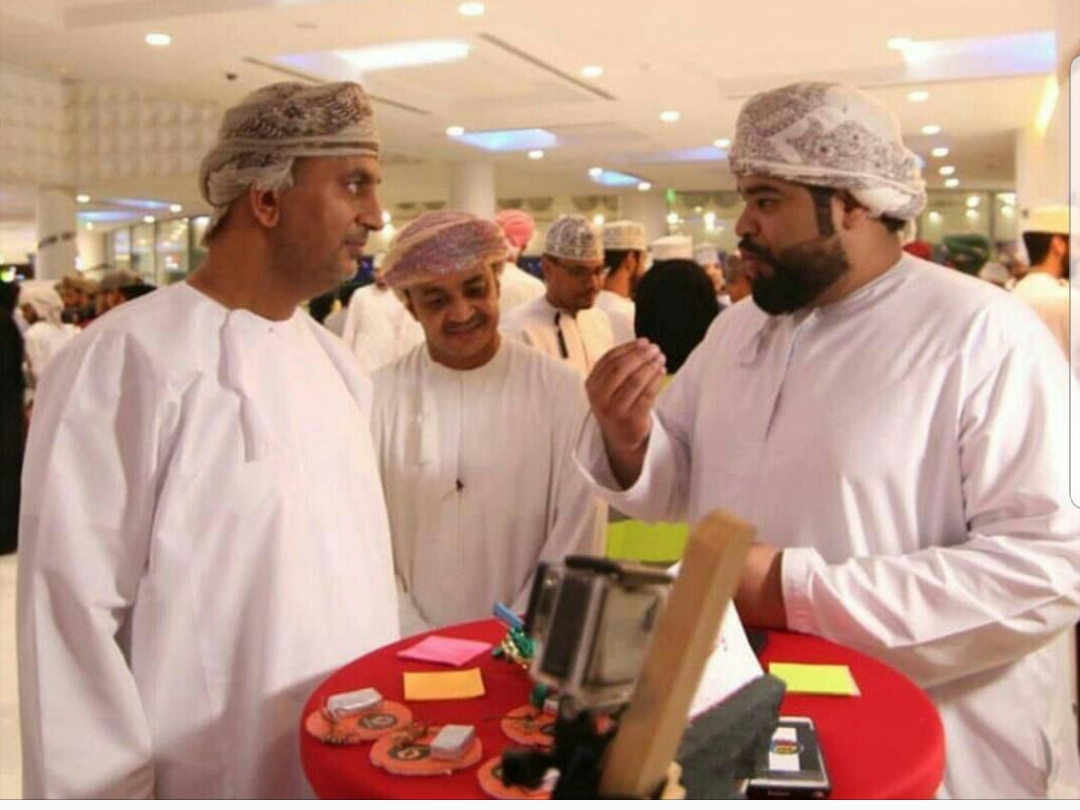 طلبة يصممون تطبيقًا يُسهّل خدمات التوصيل