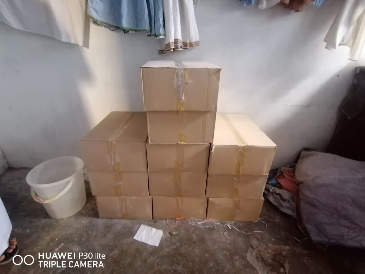 بالصور: مداهمة منزل وافدين في مطرح