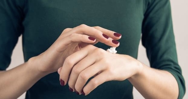 حظر استيراد مستحضرات تجميل بها مادة تسبب حساسية للجلد