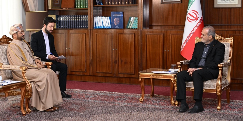 في استقباله للسيد بدر: الرئيس الإيراني يؤكد تقدير بلاده للجهود العُمانية 