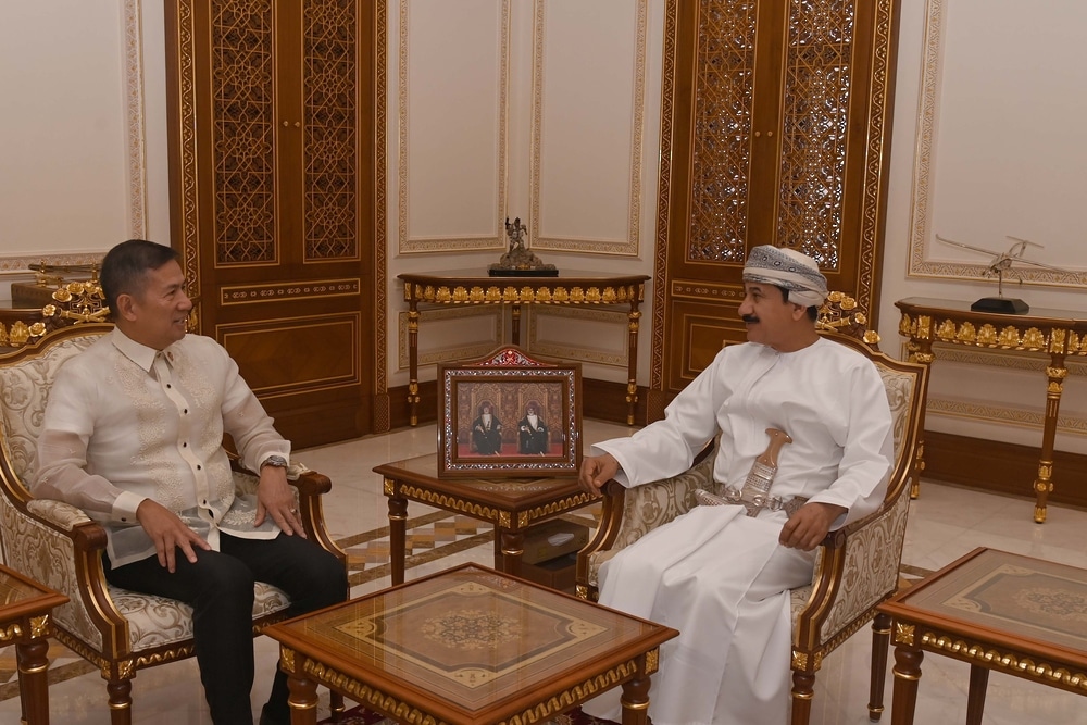 وزير المكتب السلطاني يستعرض العلاقات الثنائية مع السفير الفلبيني