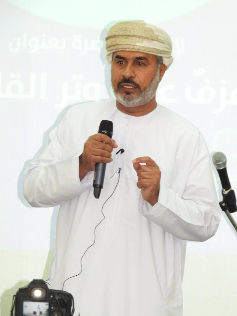 محامٍ “يعزف على آلة القانون” في محاضرة عامة