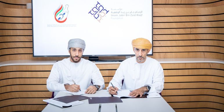 “جابر بن زيد الوقفية” توفر معينات سمعية للأشخاص ذوي الإعاقة