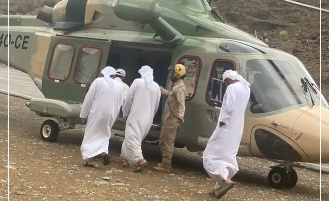 بينهم خليجيون: إجلاء أكثر من 130 شخصًا حاصرتهم الأودية