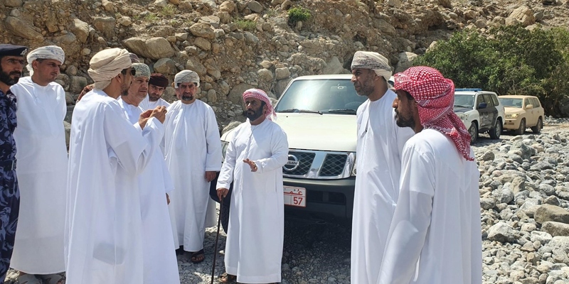 مسؤولون يقفون على الأضرار في محافظة مسندم