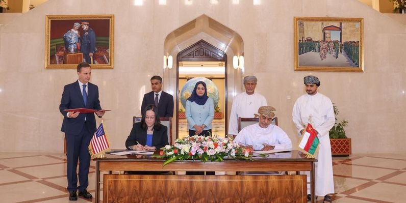 سلطنة عمان وأمريكا توقعان اتفاقية بشأن عمل أزواج الموظفين الرسميين