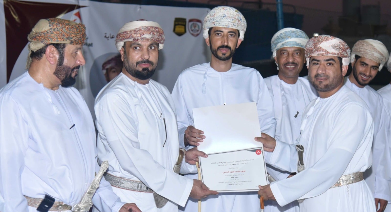 ضمن برنامج الملاعب الخضراء: بنك مسقط يشارك في الاحتفال بافتتاح مشروع إنارة ملعب فريق بطحاء العود بالسويق