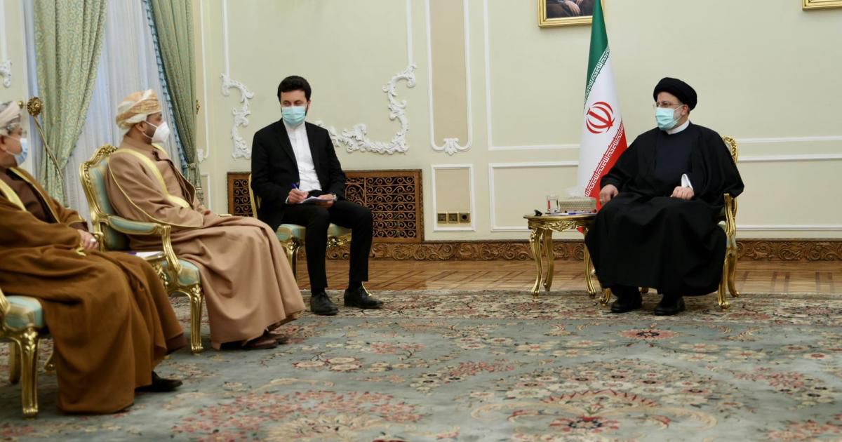 قبيل زيارة رئيسي: تقرير يتحدث عن العلاقات العمانية الإيرانية وأثرها في المنطقة