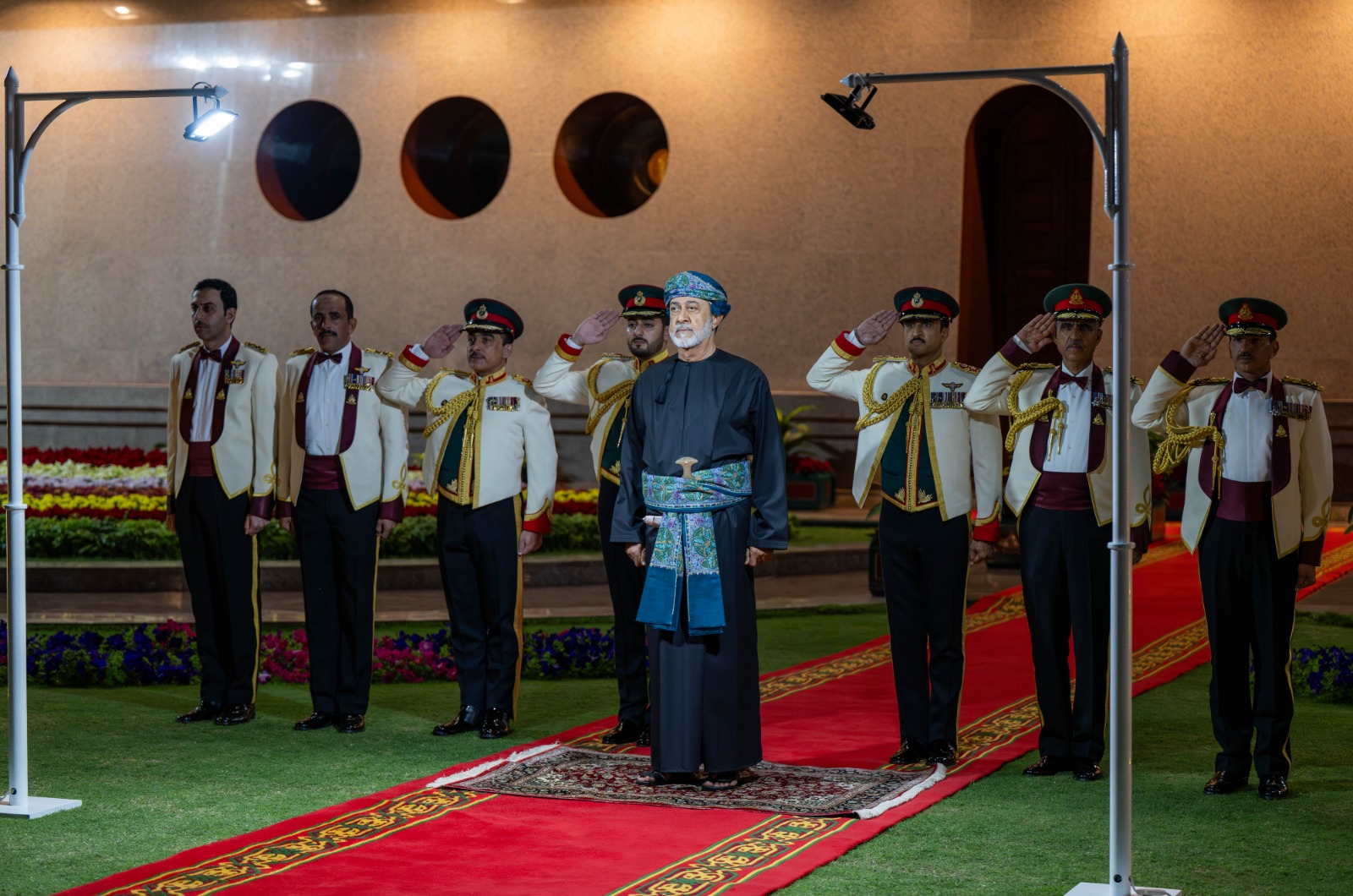 جلالة السلطان يتفضل بإقامة حفل عشاءٍ بمناسبة يوم قُوّات السُّلطان المسلّحة