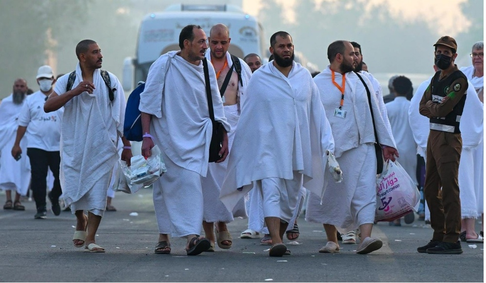 حجاج بيت الله يتوافدون إلى صعيد عرفات