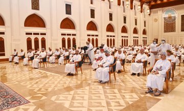 جلالة السلطان يلتقي بشيوخ محافظتي الداخلية والوسطى