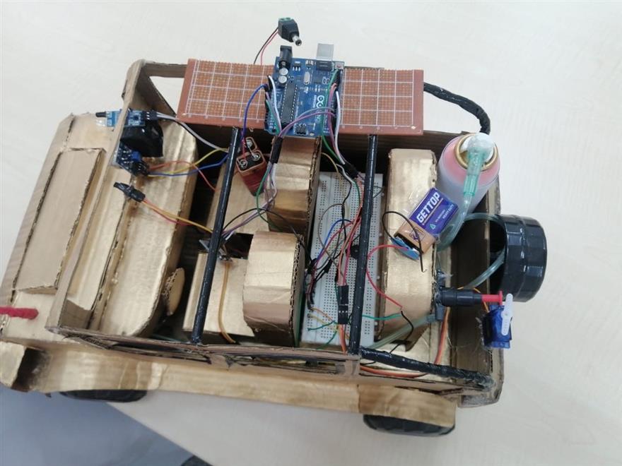 طلبة عمانيون يبتكرون نظامًا لإطفاء الحرائق في المركبات