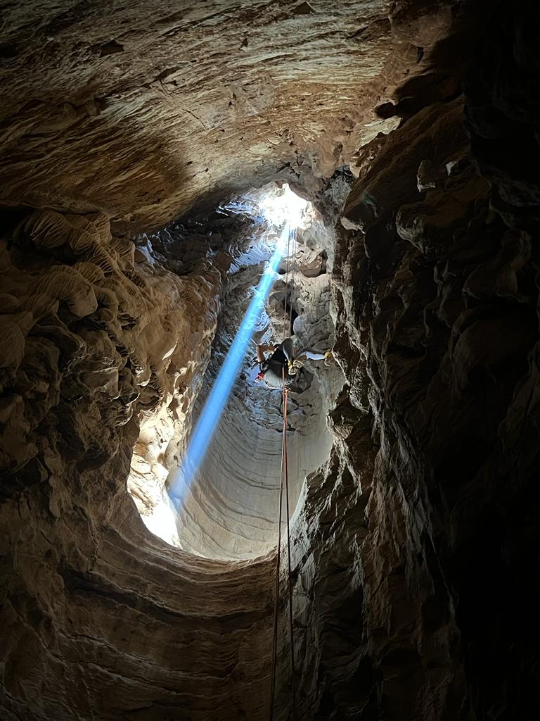 مغامرون يستكشفون كهف (بركة الشرف) ويتحدثون عن خصائصه، فهل تريد زيارته؟