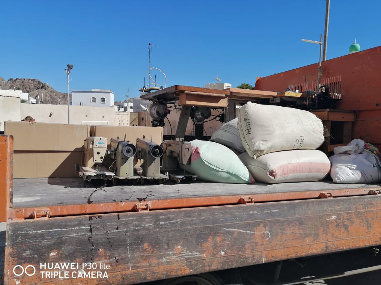 بالصور: مداهمة منزل وافدين في مطرح