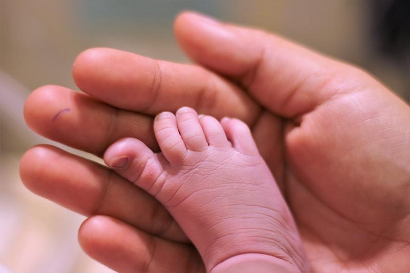 فاطمة اللواتية تكتب قصة: طبيبةٌ تواجه الأمومة في زمن كورونا