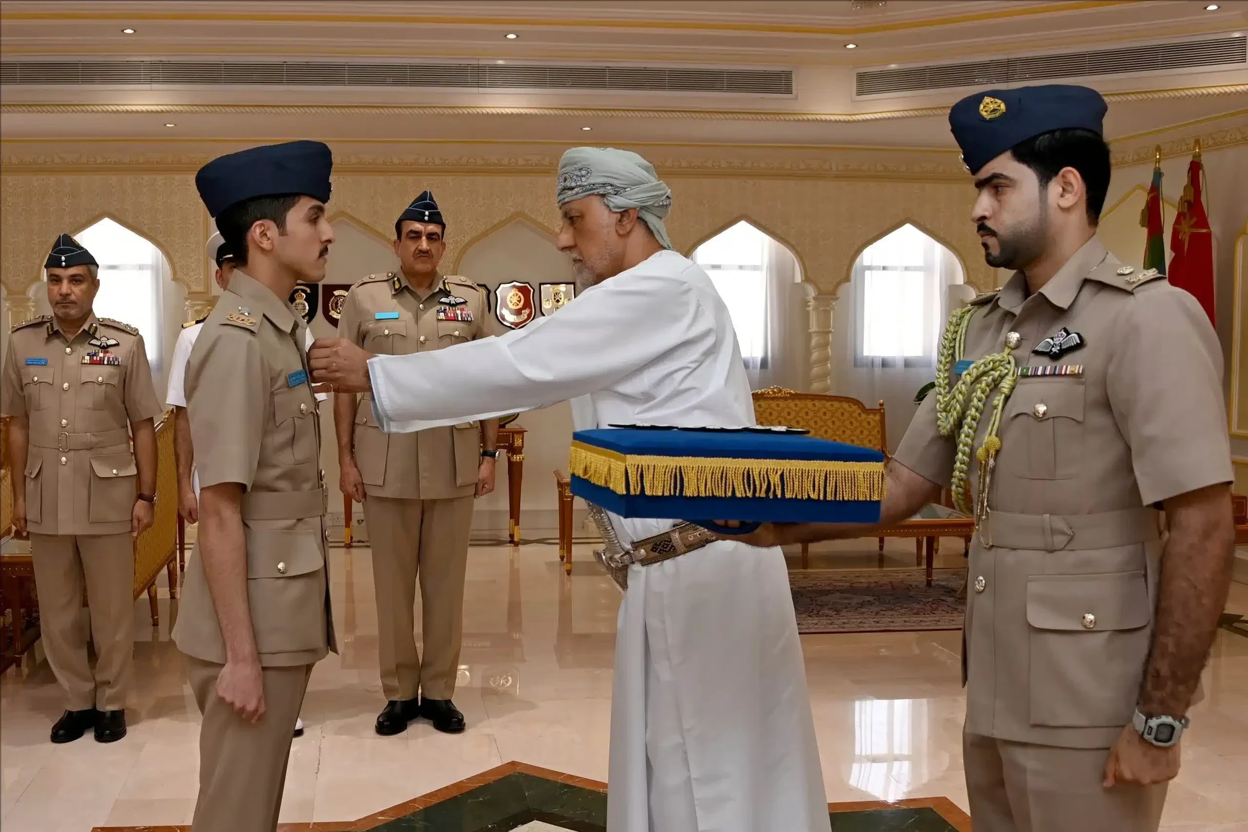 سمو السّيد شهاب بن طارق يقلد أجنحة الطيران للضباط الطيارين