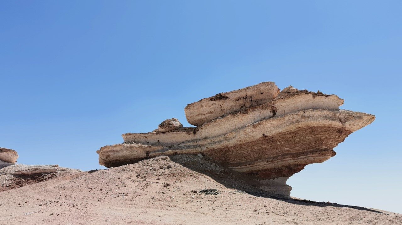 موقع سياحي عماني: صخرة على شكل سفينة مبحرة