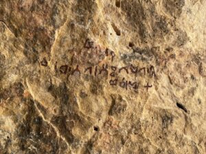 لفّها الغموض وقيلت فيها أساطير: فريق عماني يستكشف “خسفيت فوجيت”