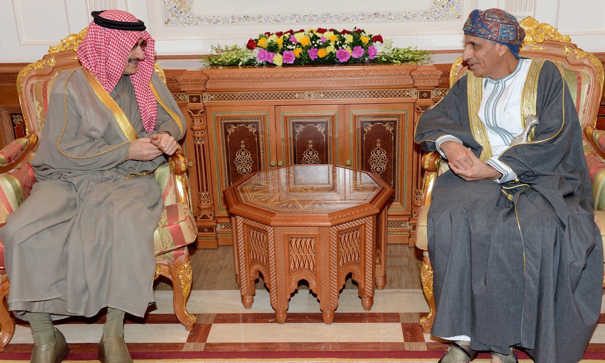 الوليد بن طلال يزور السلطنة