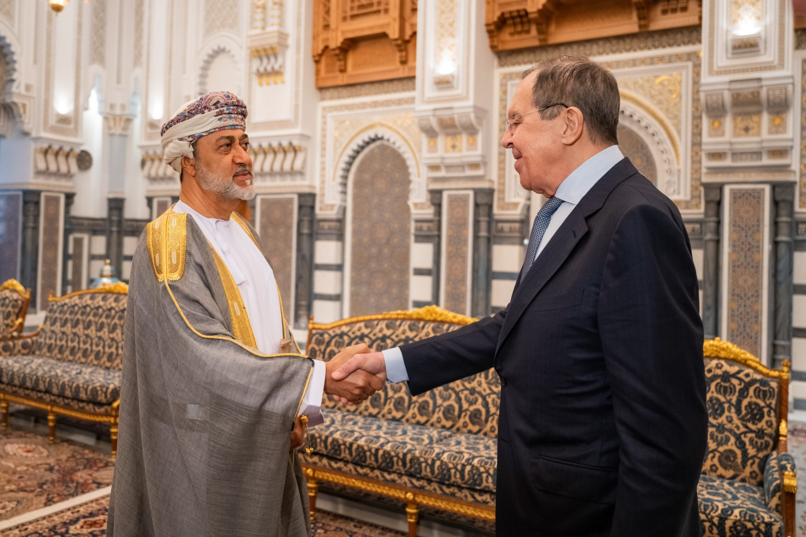 بالصور: جلالة السلطان يلتقي بوزير الخارجية الروسي