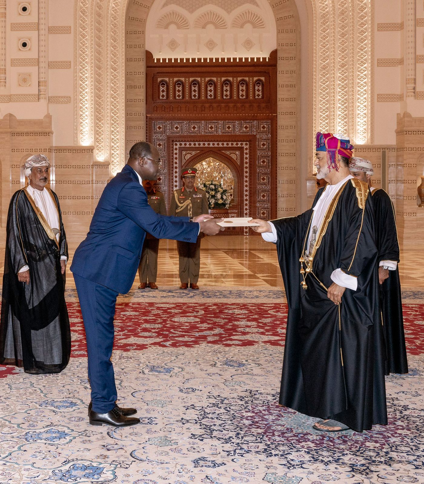 بالصور: جلالة السلطان يتقبّل أوراق اعتماد مجموعة من السفراء