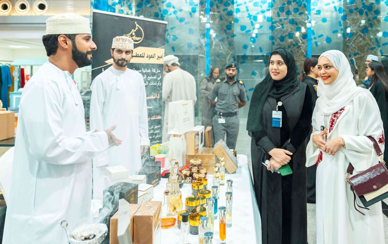 نظمته هيئة المؤسسات الصغيرة والمتوسطة وبنك مسقط ، سوق “الوثبة” الرمضاني يشهد حركة تجارية نشطة ومشاركة مميزة من رواد الأعمال