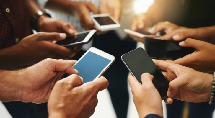 اشتراكات الهواتف المتنقلة في السلطنة تقترب من 6 ملايين