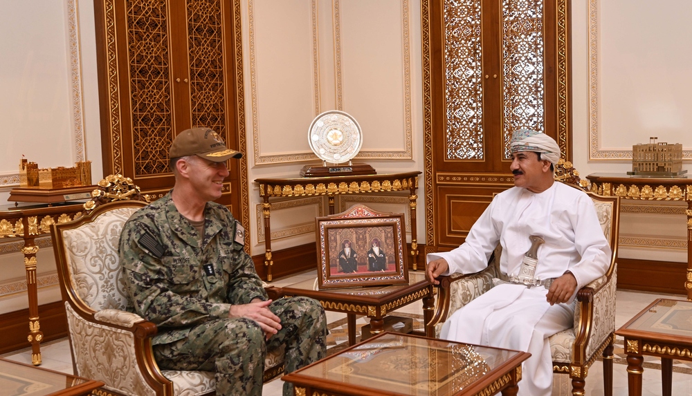 وزير المكتب السلطاني يستقبل مسؤولاً عسكريًا أمريكيًا