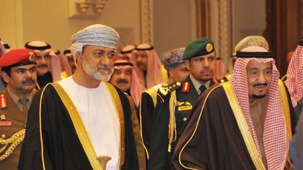 جلالة السلطان يهنئ الملك سلمان بنجاح الفحوصات الطبية