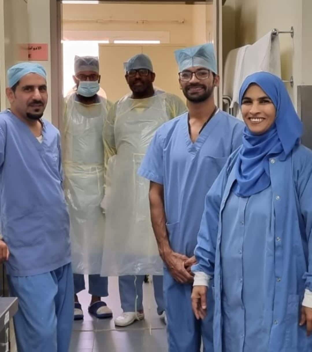 كفاح امرأة عُمانية: المضمّدة التي طوّرت نفسها لتحصل على البورد الأمريكي في التعقيم