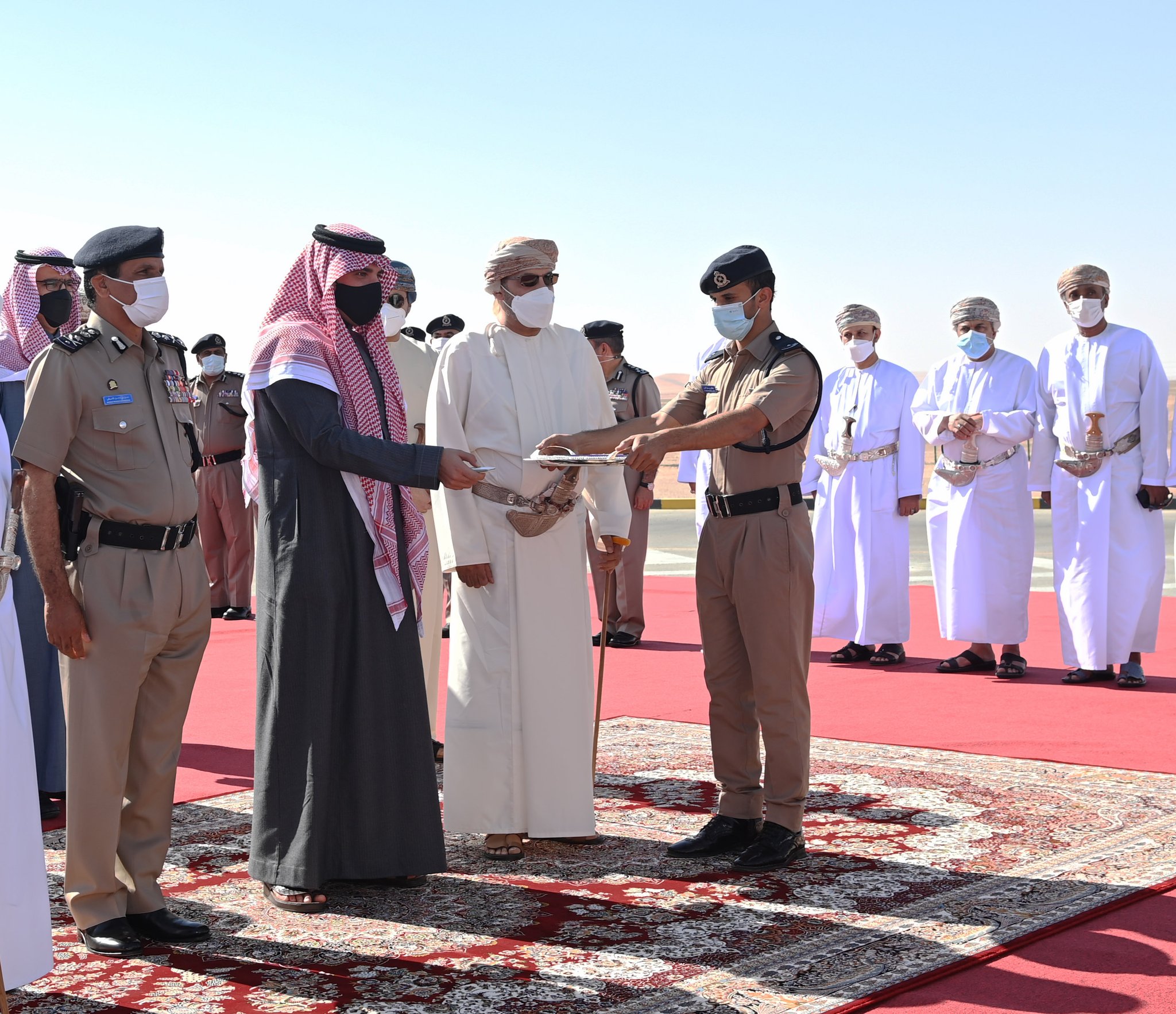 بوجود وزيري الداخلية: إزاحة الستار عن اللوحة التذكارية لمنفذ الربع الخالي