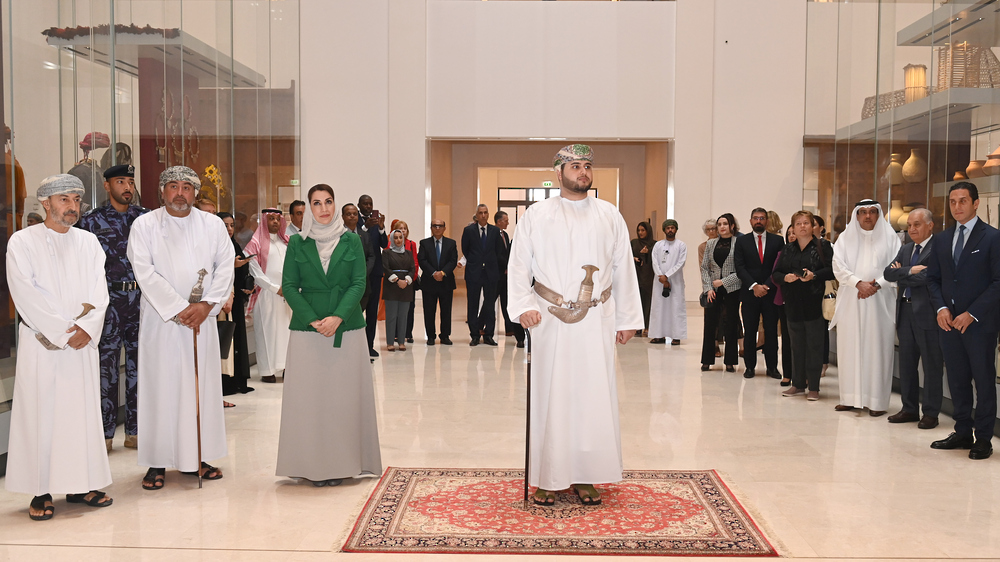 بالصور: سمو السيد بلعرب يرعى افتتاح المعرض السويسري “التصميم اللاتماثلي”