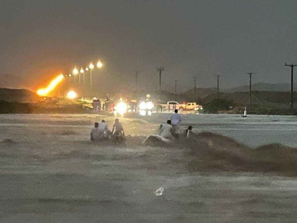 انجراف 3 مركبات والبحث جارٍ عن مفقودين