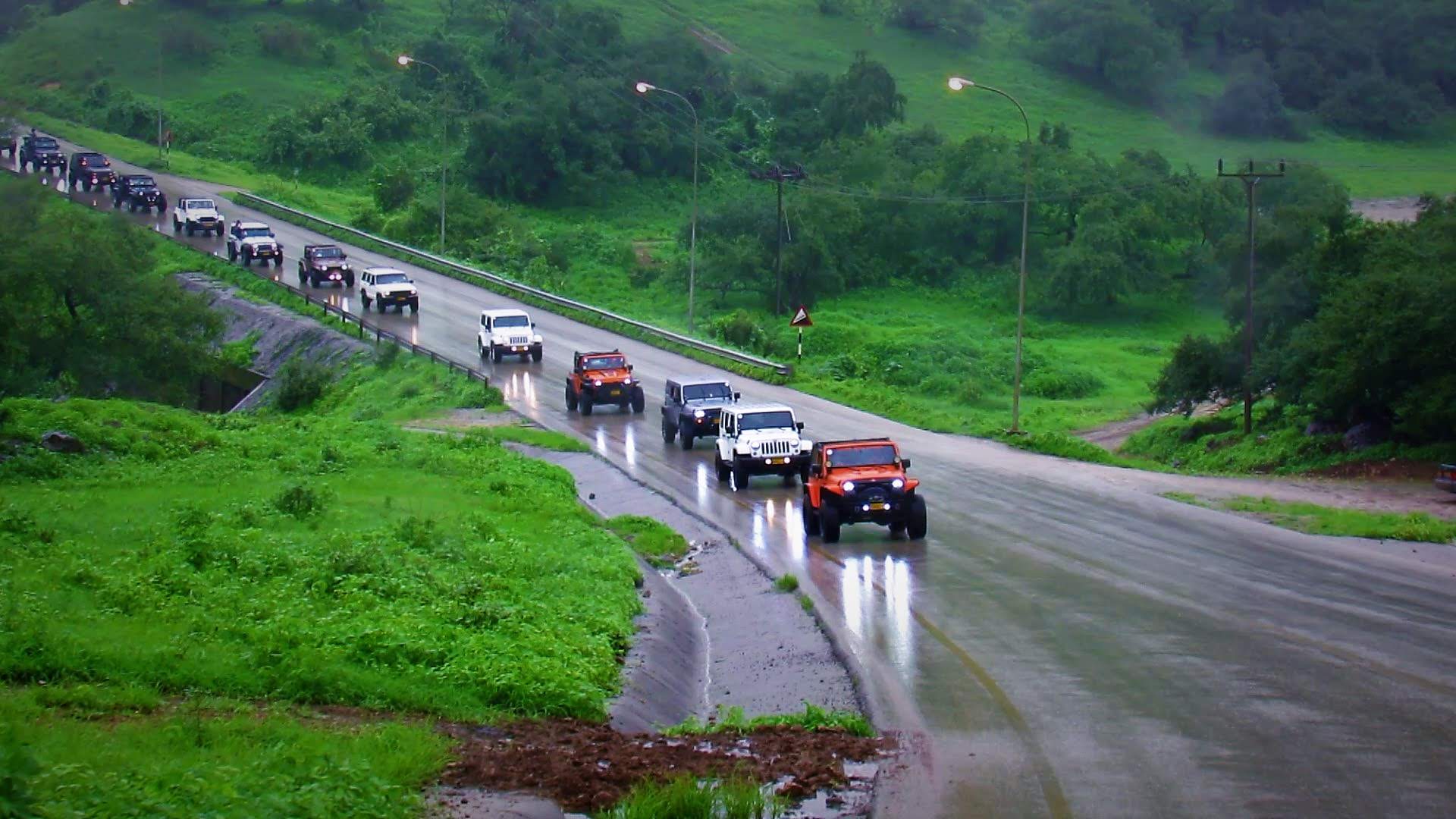 شباب يجوبون عُمان للتعريف بها سياحيًا وينظّمون قافلة “ظفار المجد3”